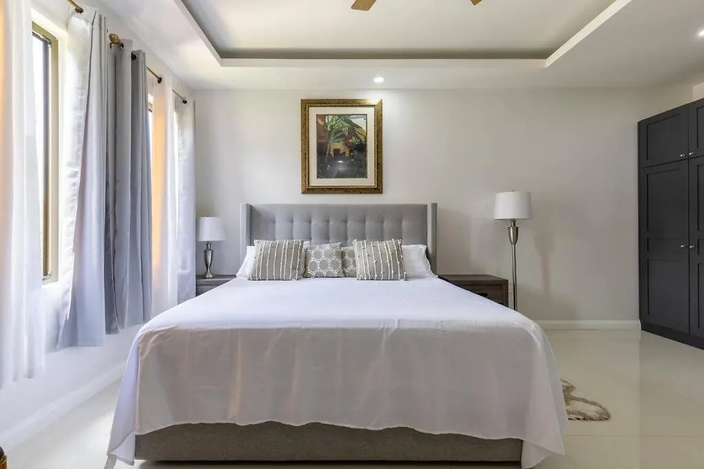Sun Shine Luxury Villas 2 Bedroom Pool & Gym Ocho Rios St Ann ジャマイカ