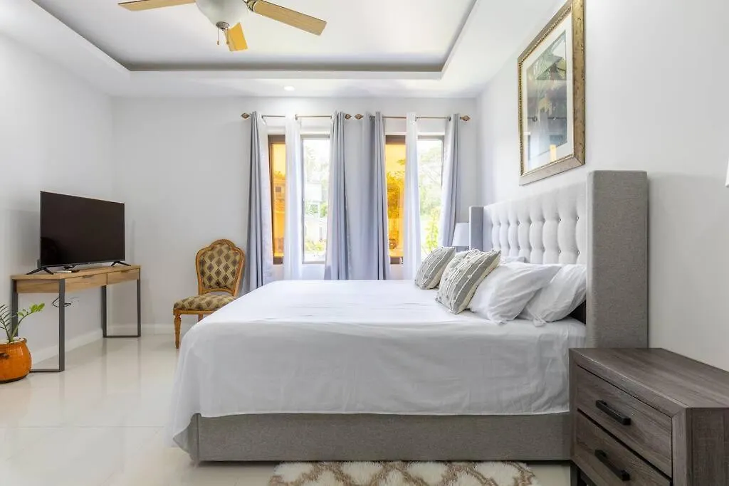 Sun Shine Luxury Villas 2 Bedroom Pool & Gym Ocho Rios St Ann 0*,  ジャマイカ